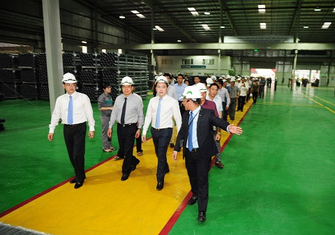 Ông Chu Văn Yêm - Phó chủ nhiệm VP Chủ tịch nước dẫn đầu đoàn đại biểu đi thăm quan Nhà máy Ống nhựa Stroman Hưng Yên