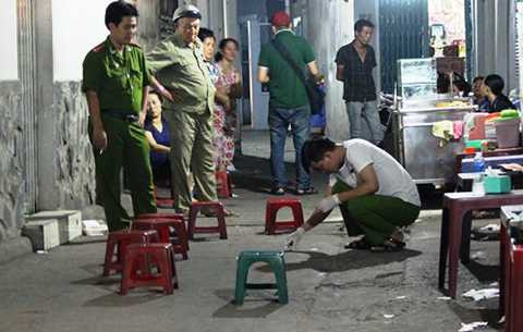 Cảnh sát khám nghiệm hiện trường. Ảnh: Hải Hiếu