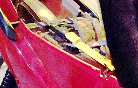 Con dao trong cốp xe cô gái. Ảnh: Hải Hiếu