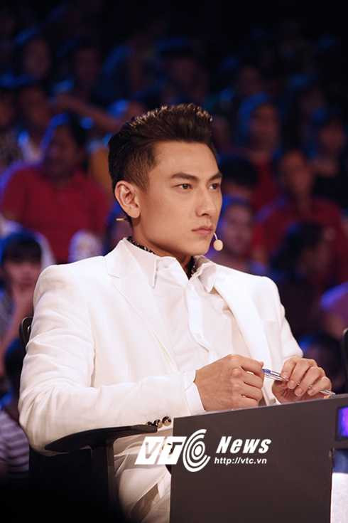 Gương mặt Isaac lúc nào cũng mang một biểu cảm lạnh lùng