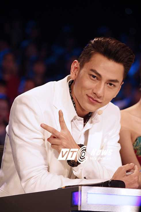 Khi xuất hiện ống kính thì thường...cười nửa miệng rất công nghiệp