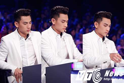 Khi bị ép buộc phải ngồi yên thì hầu như nam giám khảo không để tay chân yên anh luôn cử động làm việc này, nhúc nhích ghế thế kia, hoặc quay sang trò chuyện từ 2 bạn giám khảo ngồi cạnh đến khán giả