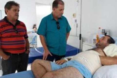 Carlos Mariotti tiếp chuyện những vị khách trong bệnh viện. Carlos Mariotti tiếp chuyện những vị khách trong bệnh viện.