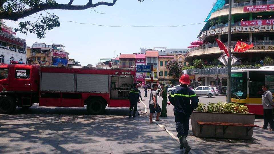 4 xe cứu hỏa đã nhanh chóng có mặt. Khoảng 13h đám cháy cơ bản được dập tắt.