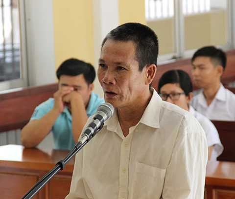 Bị cáo Chiến trước vành móng ngựa. Bị cáo Chiến trước vành móng ngựa.