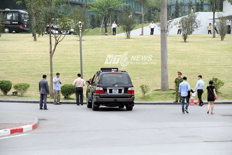 Ở mỗi cổng vào khách sạn Marriott luôn có lực lượng công an, cảnh sát cơ động, an ninh của khách sạn và đặc vụ Mỹ ngồi dày đặc. Bất kỳ một chiếc xe nào vào khu vực khách sạn cũng được kiểm tra một cách kỹ lưỡng