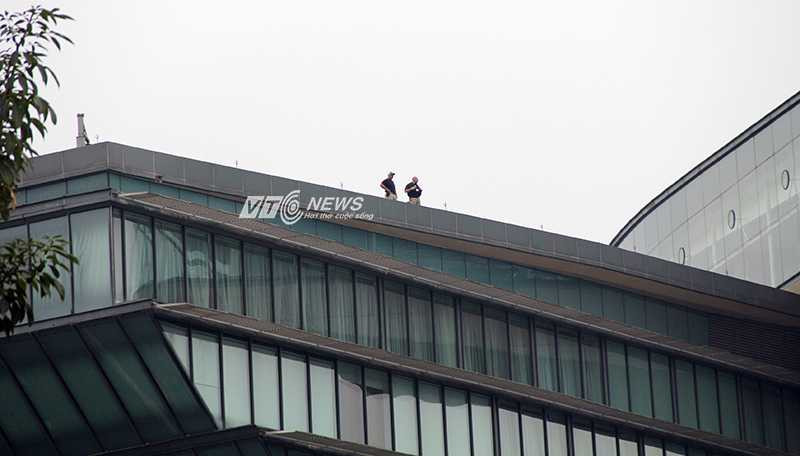 Đặc vụ Mỹ thường xuyên kiểm tra cả khu vực sân thượng của khách sạn để đảm bảo không có những vấn đề bất thường từ trên cao