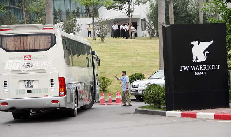 Các xe di chuyển vào khu vực khách sạn luôn phải dừng lại kiểm tra kỹ lưỡng