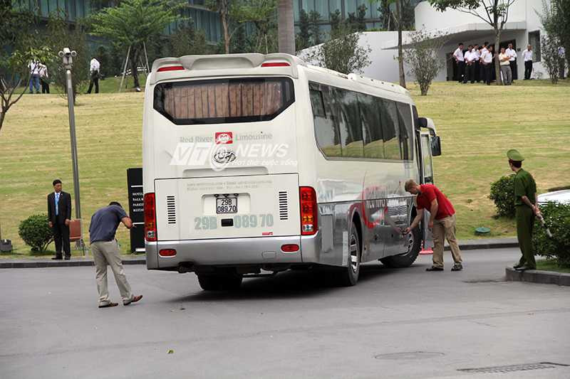 Chó nghiệp vụ sẽ thường đi nhiều vòng quanh xe để kiểm tra