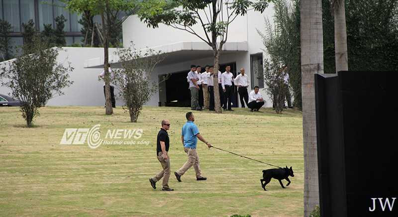 Trong khi đó, những đặc vụ khác tiếp tục dẫn chó nghiệp vụ liên tục kiểm tra khu vực xung quanh khách sạn