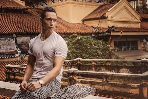 Kim Lý khoe hình thể rắn chắc cùng vẻ điển trai chết người.