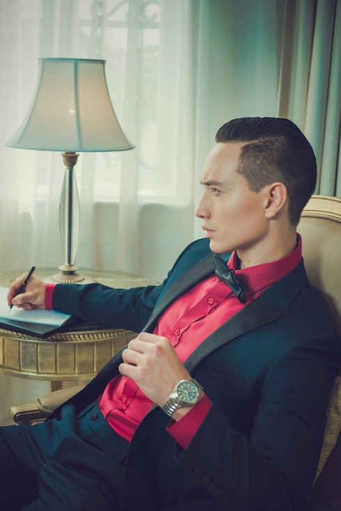 Kim Lý khéo léo kết hợp suits với áo sơ mi trơn màu.