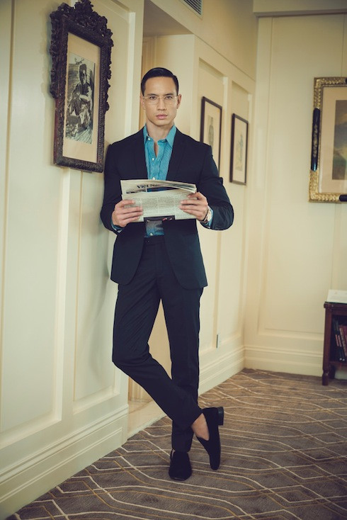 Kim Lý chọn sơ mi kẻ sọc để kết hợp với áo vest trơn.