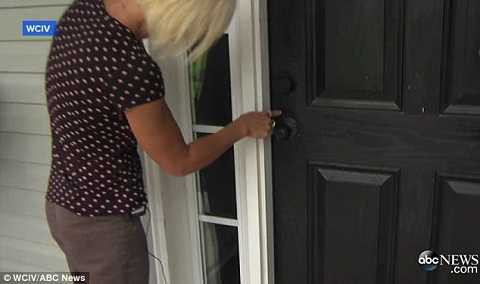 Vết tích củ vị khách không mời lưu lại trên cửa