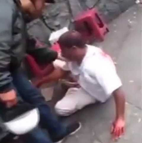 Hình ảnh người đàn ông bị đánh đập dã man vì nghi ăn trộm xe buýt.