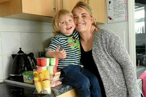 Cô Stapley mua hàng trực tuyến và đã vô cùng kinh ngạc khi phát hiện cua sống trong hộp sữa chua cô chuẩn bị cho con ăn. Ảnh The Mirror Cô Stapley mua hàng trực tuyến và đã vô cùng kinh ngạc khi phát hiện cua sống trong hộp sữa chua cô chuẩn bị cho con ăn. Ảnh The Mirror