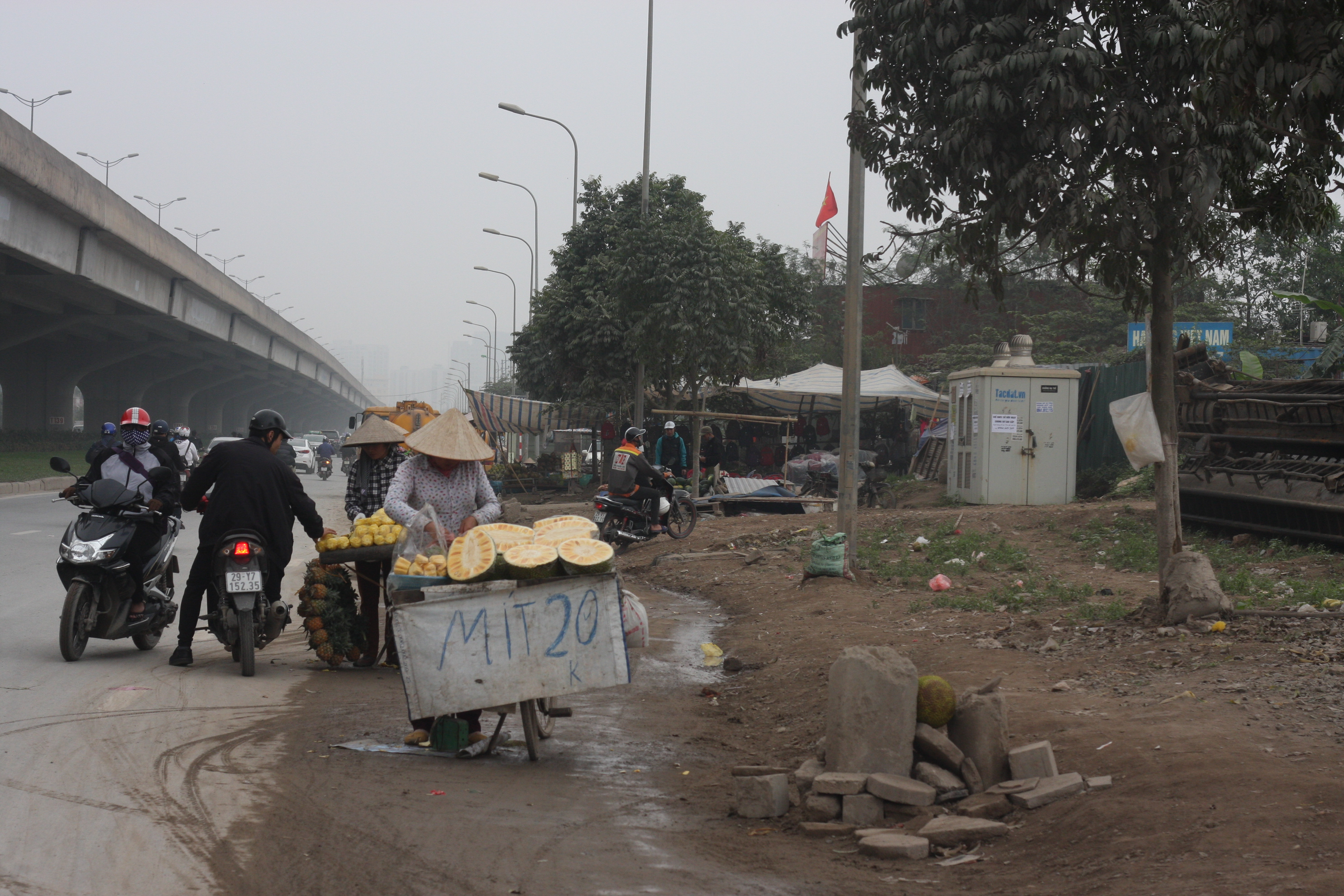 Người dân thản nhiên dừng xe giữa đường để mua hàng.