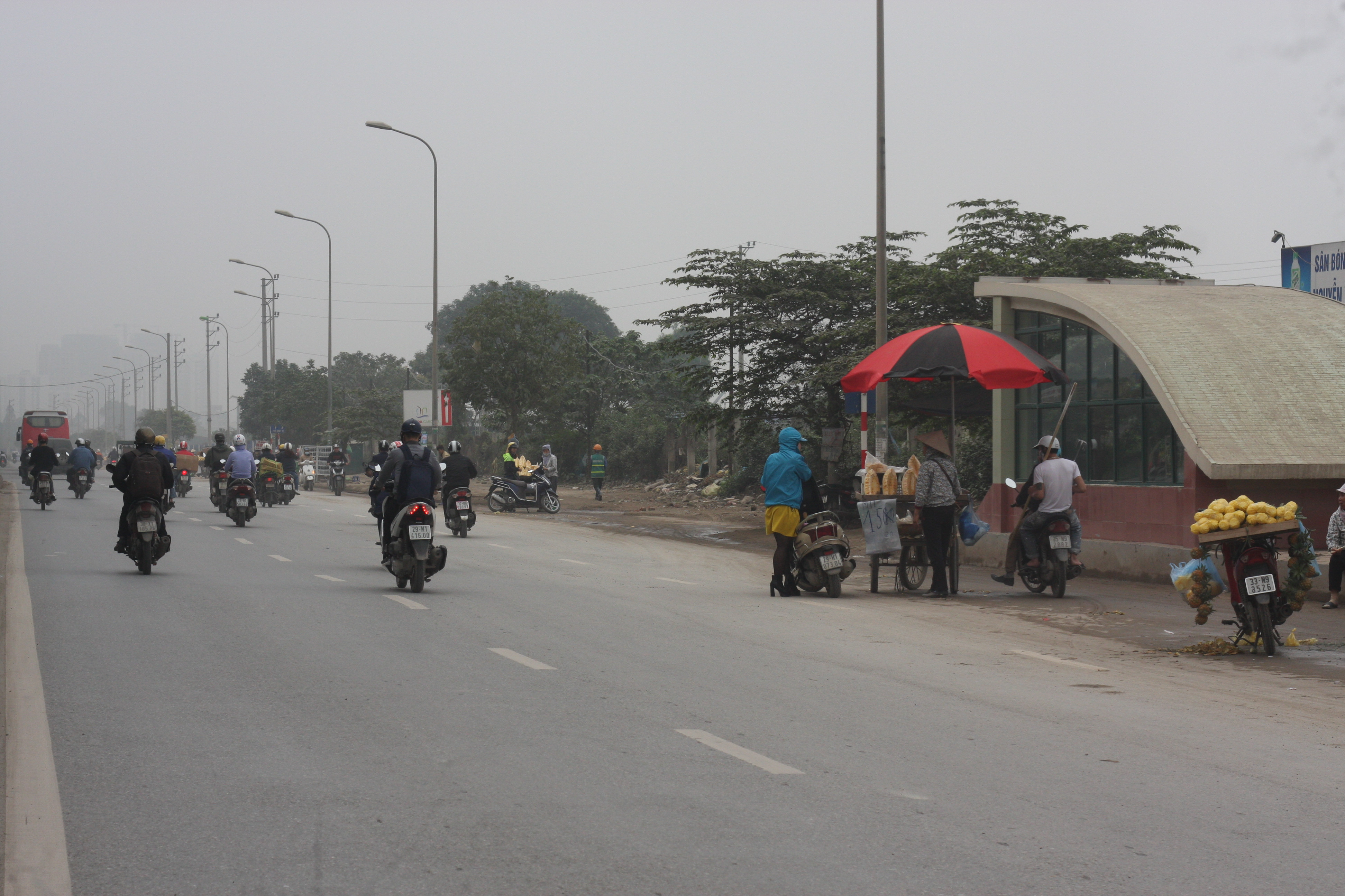 Những hàng quán di động xả rác tại chỗ.