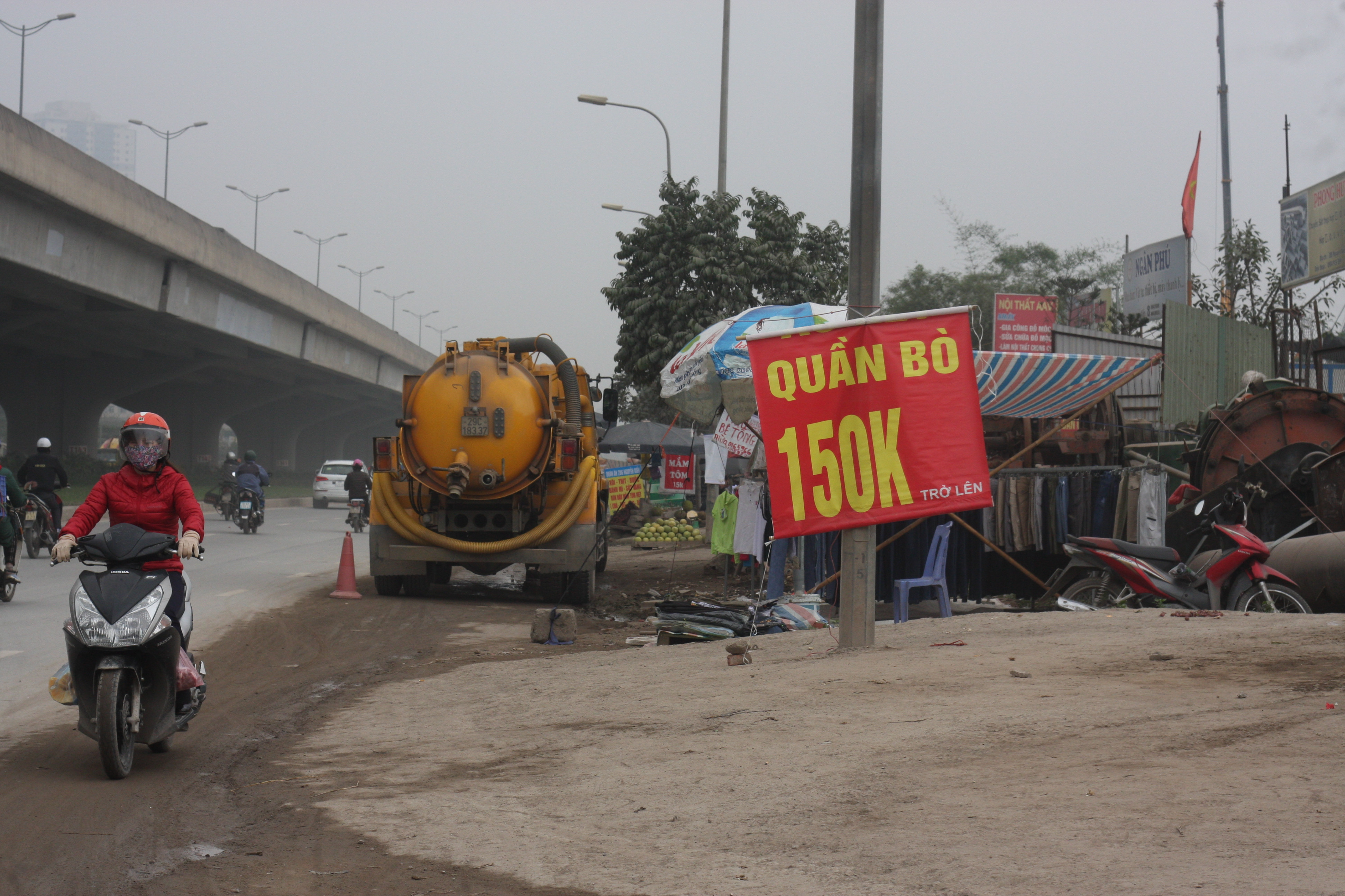 Giá được in trên các tấm bạt quảng cáo cỡ lớn được treo để thu hút khách.