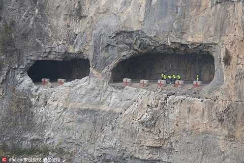 Đoạn đường được xây dựng trên vách đá và cao khoảng 1.000 m so với mặt đất. Ảnh Chinadaily