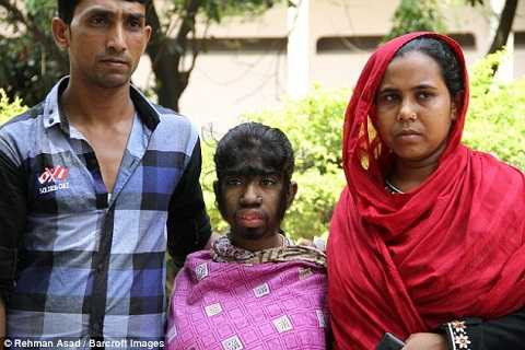 Bithi chụp ảnh cùng bố và mẹ ruột.