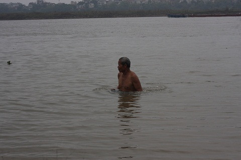 Hằng ngày ông Thành vẫn ngâm mình gần 1 tiếng đồng hồ dưới dòng sông Hồng
