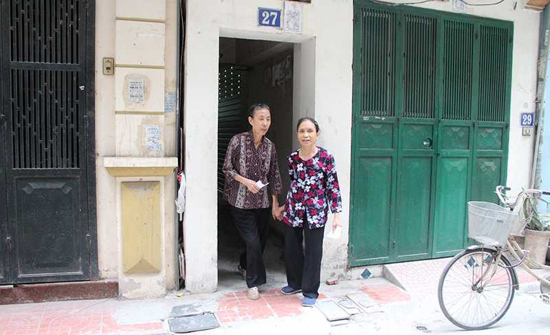 bà Nguyễn Thị Nhâm (67 tuổi) và bà Trần Thị Thoan (74 tuổi) ở tổ 36 phường Nghĩa Đô, quận Cầu Giấy, TP Hà Nội