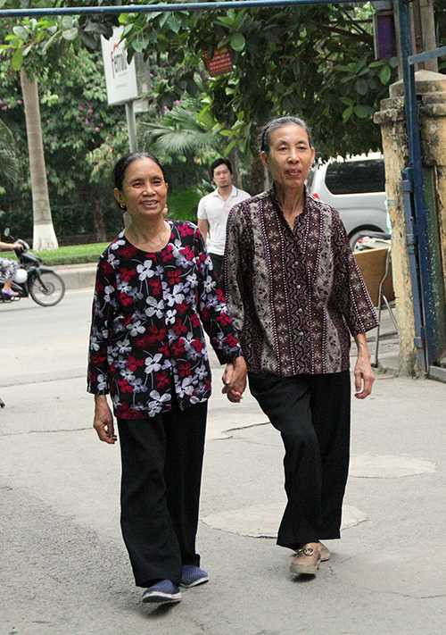 Hai bà đi từng bước chậm rãi đến khu vực bầu cử với tinh thần vui vẻ, phẩn khởi