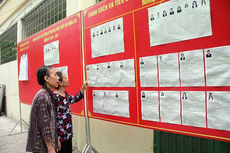 Bà Nhâm và bà Thoan xem lại danh sách các ứng cử viên để có thể lựa chọn chính xác nhất người đại biểu của nhân dân (Ảnh: Phạm Thịnh)