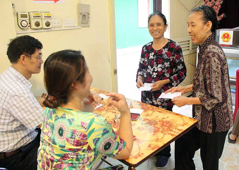 Bà Nhâm và bà Thoan vui vẻ khi hoàn thành quyền và nghĩa vụ của người công dân