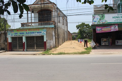 Theo lời người dân sống gần hiện trường, khu vực đổ cát là mảnh đất mà nạn nhân Huyền đang cùng 4 nạn nhân khác trao đổi, chuẩn bị cho lễ động thổ xây nhà vào ngày 2/4 âm lịch vừa qua. Không may vụ tai nạn đã cướp đi sinh mạng chị Huyền và anh Nhân