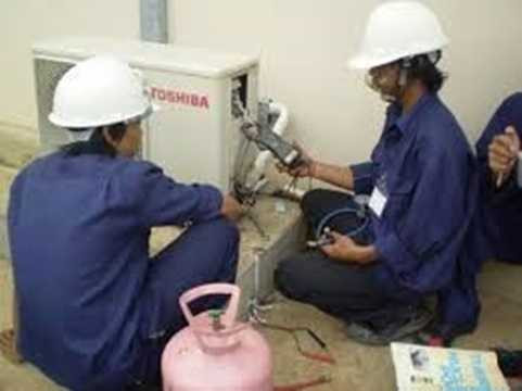 Tuy là quản lý của trung tâm chuyên bảo dưỡng sửa chữa điều hòa lớn ở Hà Nội nhưng anh Lê Minh Thuyết (49 tuổi) cũng phải thừa nhận: “Việc thợ sửa chữa điều hòa móc túi khách hàng ở Hà Nội không hiếm, đặc biệt là các thợ lẻ, thợ của một số trung tâm bảo dưỡng không uy tín. Vì vậy, bạn nên chọn dịch vụ của những trung tâm uy tín, được người tiêu dùng đánh giá cao về chất lượng phục vụ”. Ảnh minh họa