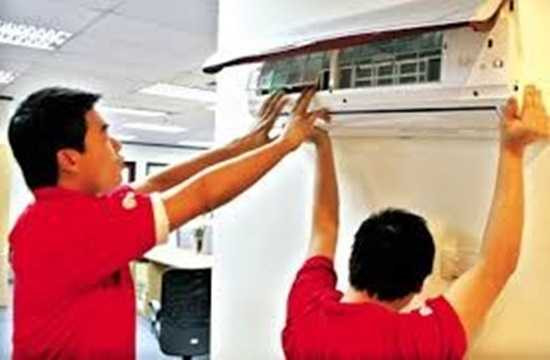 Thợ bảo dưỡng điều hòa luôn dùng chiêu móc túi khách hàng với những lý do thường được đưa ra như dây đồng tiếp gas bị nứt, gãy kém an toàn nên phải thay, van gas hở hoặc tấm vi mạch bị chết, Ic hỏng… Ảnh minh họa.