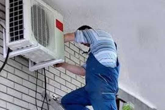 Về việc người tiêu dùng thường xuyên bị móc túi bởi dịch vụ bảo dưỡng điều hòa, anh Minh, giám đốc một trung tâm bảo dưỡng uy tín trên đường Láng, Đống Đa, Hà Nội khuyên: Tốt nhất mọi người nên chọn đơn vị uy tín để bảo dưỡng điều hòa nhà mình. Bởi ở các trung tâm bảo dưỡng lớn mọi dịch vụ, thay, sửa chữa đều có giá niêm yết, có hóa đơn kèm theo. Chính vì thế các thợ khi hoạt động riêng lẻ cũng không dám làm trái quy định. Khách hàng sẽ an tâm hơn rất nhiều. Ảnh minh họa.