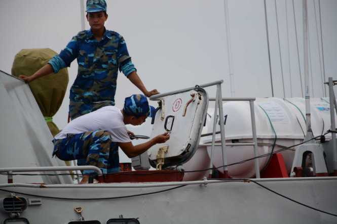 Thủy thủ trên tàu làm tốt công tác chuẩn bị