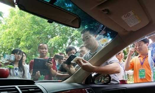 Chuyển giao công đoạn dán thẻ cho các trung tâm đăng kiểm.