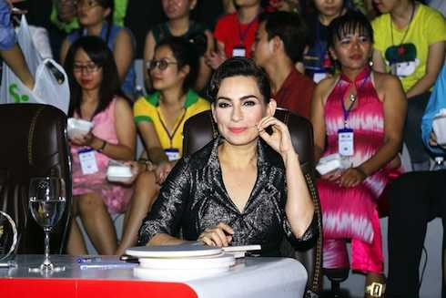 Lần hiếm hoi Phi Nhung diện đồ trễ nải khoe vẻ sexy tuổi U50