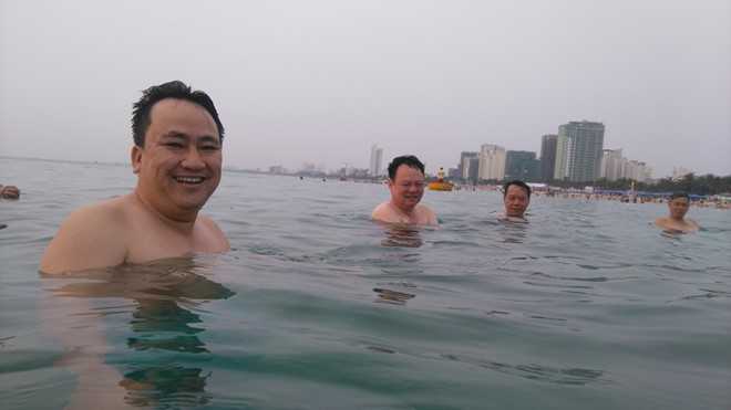 Ông Điểu và nhiều cán bộ TP Đà Nẵng tắm biển sáng nay. Ảnh: Đ.Nguyên.
