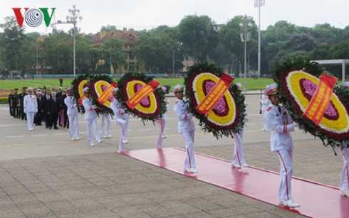 Đoàn Đại biểu lãnh đạo Đảng, Nhà nước, MTTQ vào Lăng viếng Chủ tịch Hồ Chí Minh