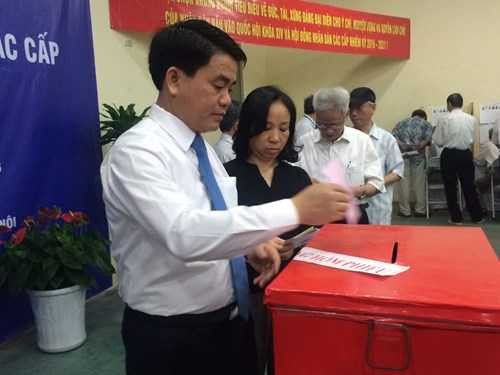 Lãnh đạo Hà Nội, Đà Nẵng thực hiện nghĩa vụ công dân