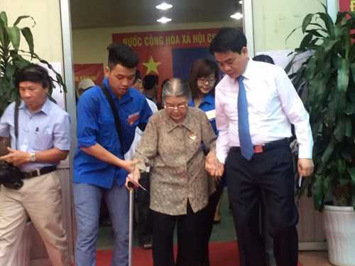 Chủ tịch UBND thành phố Hà Nội và các tình nguyên viên hỗ trợ cử tri cao tuổi tại khu vực bỏ phiếu