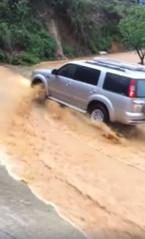 Lào Cai: Nhà dân tốc mái, hàng loạt gia súc bị sét đánh chết