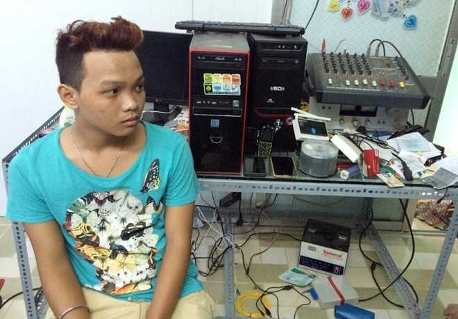 Bảo Anh cùng các thiết bị dùng vào việc phát tán văn hóa phẩm đồi trụy. Ảnh: Cơ quan điều tra cung cấp.