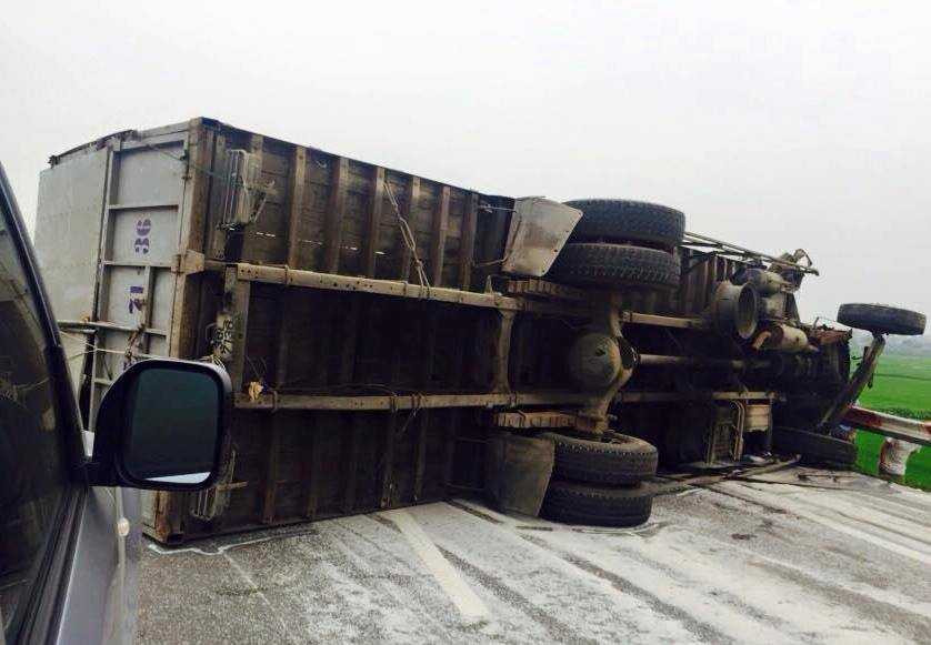 Vụ tai nạn khiến tuyến đường bị ùn ứ hàng chục km.