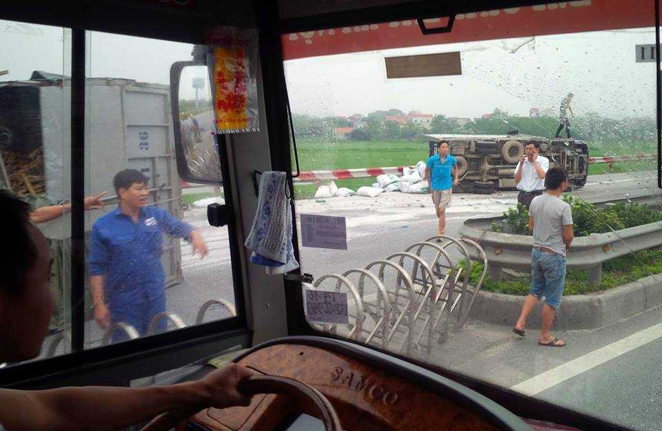 Nông sản trên 2 xe tải đổ ra đường sau va chạm. Ảnh Trần Xuân