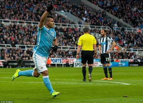 Aguero ăn mừng bàn mở tỷ số vào lưới Newcastle