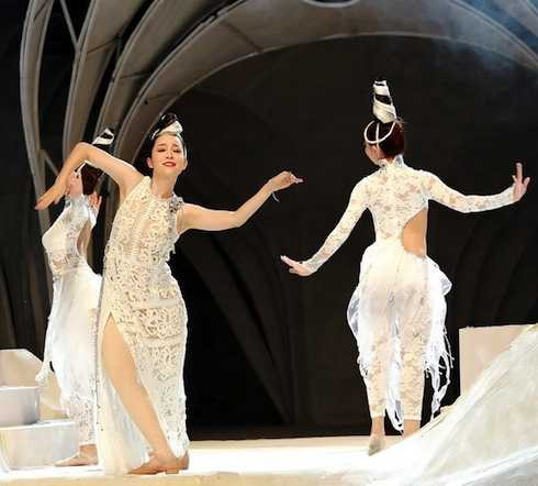 Linh Nga diện đầm xuyên thấu sexy, khoe vũ đạo uyển chuyển trên sàn catwalk