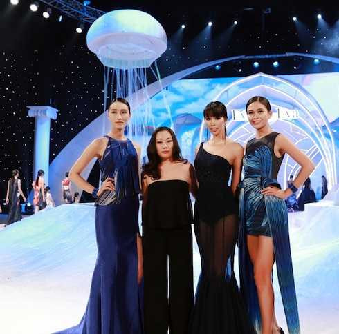 Linh Nga diện đầm xuyên thấu khoe vẻ nóng bỏng trên sàn catwalk