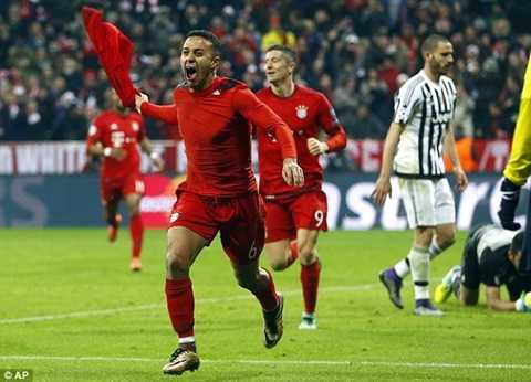 Thiago ăn mừng bàn thắng vào lưới Juventus