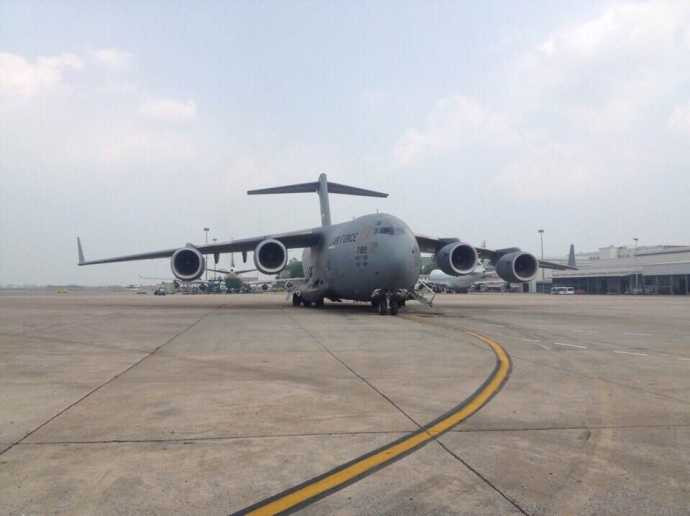 Chiếc Boeing A-17 Globemaster III chở <a href='https://vtcnews.vn/oto-xe-may.31.0.html' >xe ô tô</a> riêng của Tổng thống Obama đang từ từ lăn vào sân đỗ máy bay tại CHK quốc tế Nội Bài